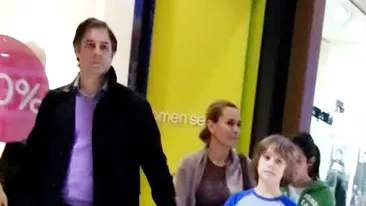 Andreea Esca s-a distrat la mall cu familia! Au intrat la magazinele cu reduceri, insa au plecat cu mainile goale