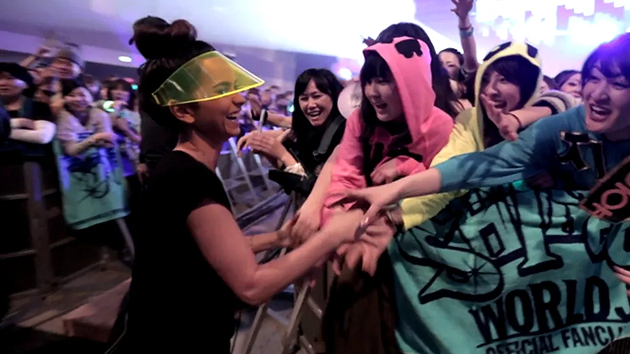 VIDEO Nu o sa-ti vina sa crezi cum a fost primita Inna in Japonia! Fanii au plans si s-au isterizat la vederea artistei