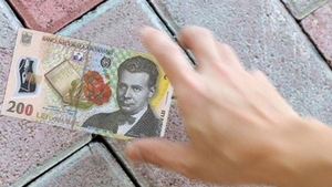 Mai mulți suceveni au găsit bancnote (REALE) de 200 de lei pe stradă. Ce au aflat când s-au dus la Poliție i-a lasat fără grai