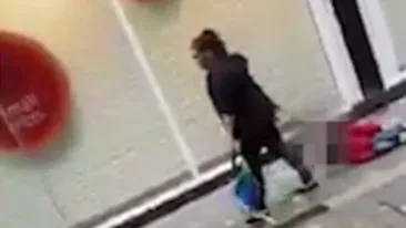 Şi-a luat copilul de la şcoală şi l-a târât până acasă! Trecătorii îngroziţi şi-au scos rapid telefoanele şi au filmat
