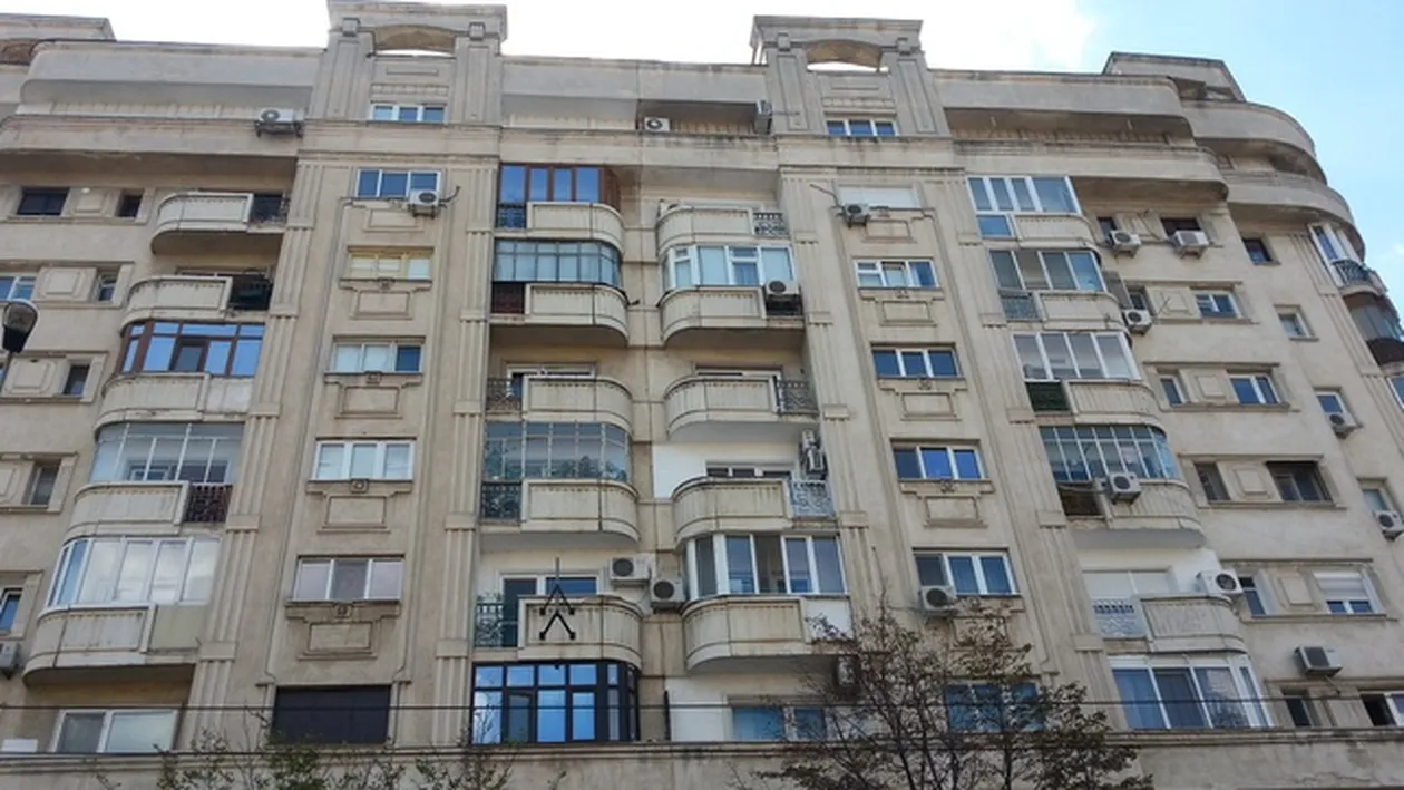 Fabuloasa poveste din spatele afisului “Marian, stiu tot!” Nu o sa iti vina sa crezi cine l-a agatat de blocul de la Unirii!