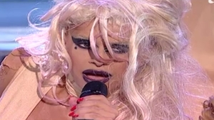 Anda Adam s-a făcut fată rea! A imitat-o pe Lady Gaga până in cel mai mic detaliu! Seamănă cu controvestata solista?