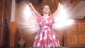 VIDEO. Lorelai și-a împlinit un vis. Fetița fără mâini, dar cu talent dumnezeiesc, a lansat un nou single, cu un videoclip de basm