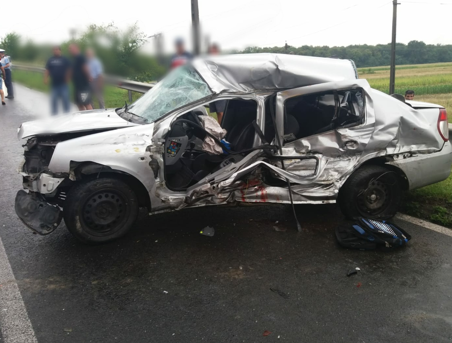 Doi oameni au fost răniți grav în urma impactului de pe DN 72A