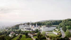 Imagini de colecție de la reședința lui Victoraș Micula. Urmărit de procurorii din România, moștenitorul imperiului “Frutti Fresh” s-a “refugiat” într-un castel din Elveția