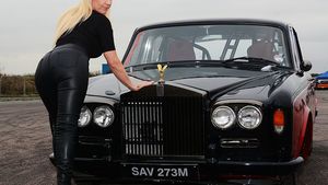 Bancul zilei | O tipă de 18 ani îi spune mamei că i-a întârziat menstruația! ”Cine e derbedeul?” Un Rolls-Royce parchează și…