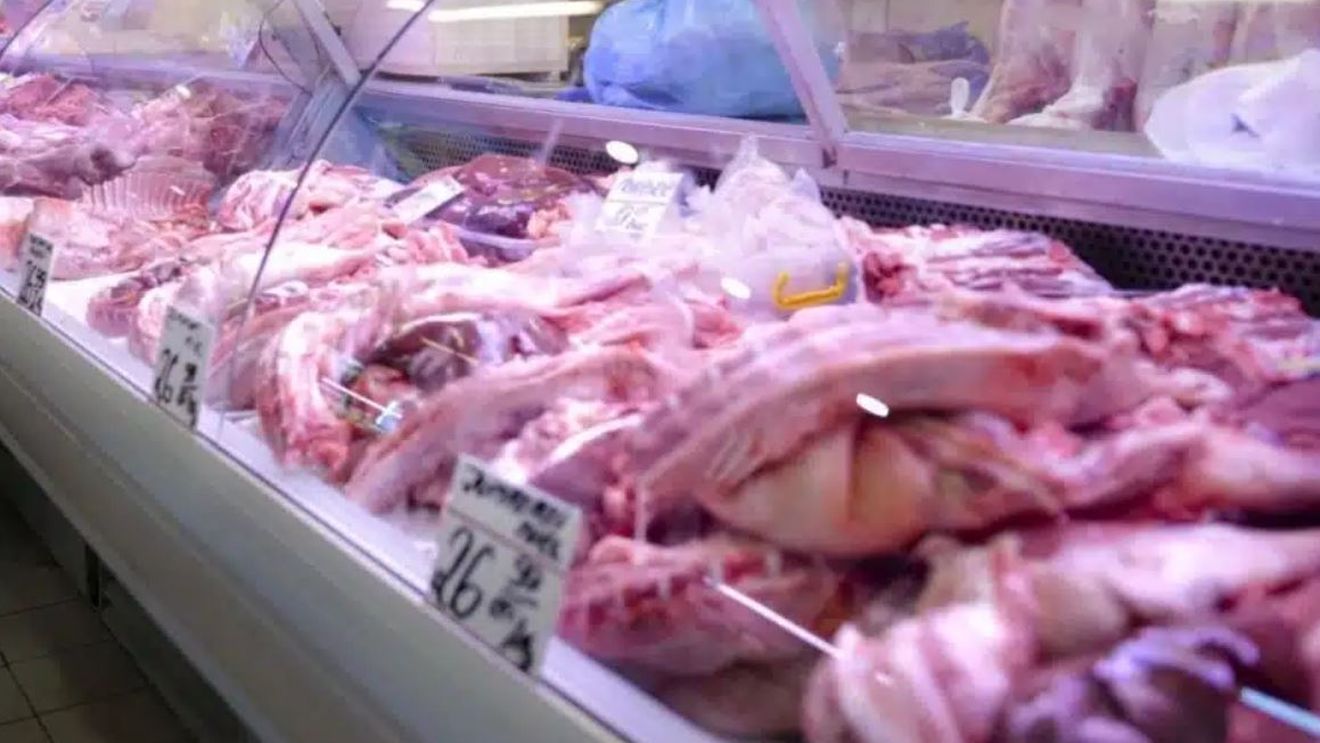 Îngrozitor! Carne de câine, vândută în loc de carne de miel! Oraşul din România în care DSV i-a prins în fapt pe comercianţi