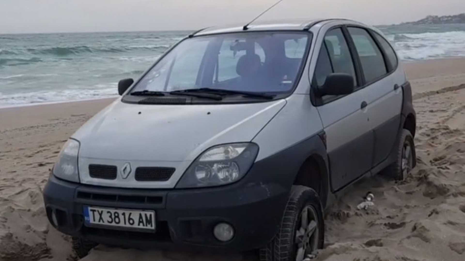 Amendă uriaşă pentru un şofer care a intrat cu maşina pe plajă. Cât va trebui să plătească şoferul