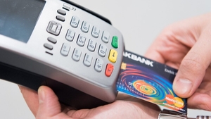 Plata cu cardul a devenit obligatorie în România pe 16 iunie! Până și comercianții din piețe vor fi nevoiți să respecte legea
