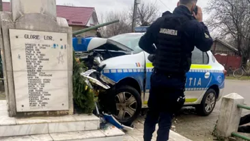 Accident spectaculos în Dolj! Un poliţist a intrat cu autospeciala în ....Monumentul Eroilor