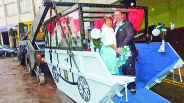 S-au casatorit in masina de gunoi