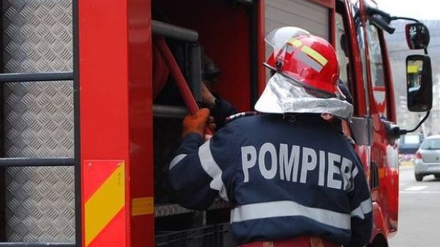 Copil de un an, blocat în mașină, în Mamaia. Pompierii au spart geamul ca să-l scoată