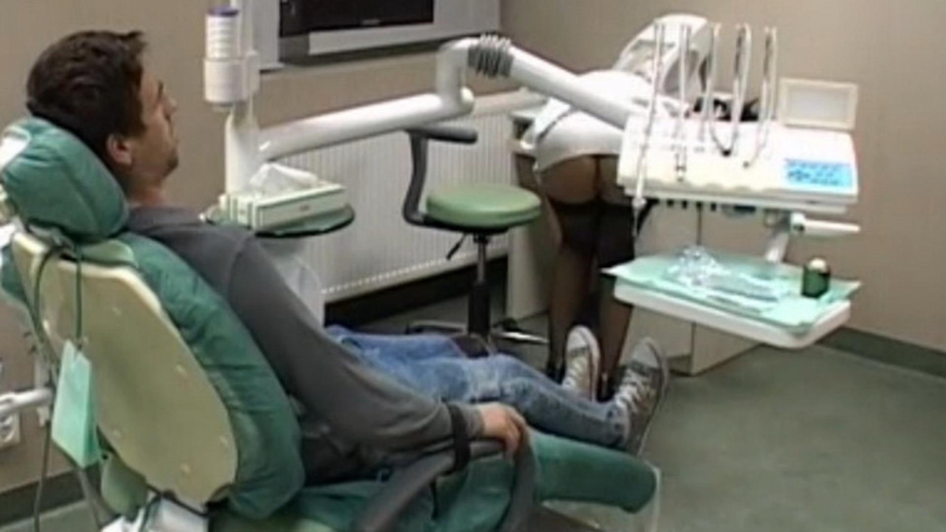 S-a intamplat in Bucuresti! A venit sa isi scoata o masea, insa a ramas... CA LA DENTIST cand a vazut ce bomba sexy il trateaza