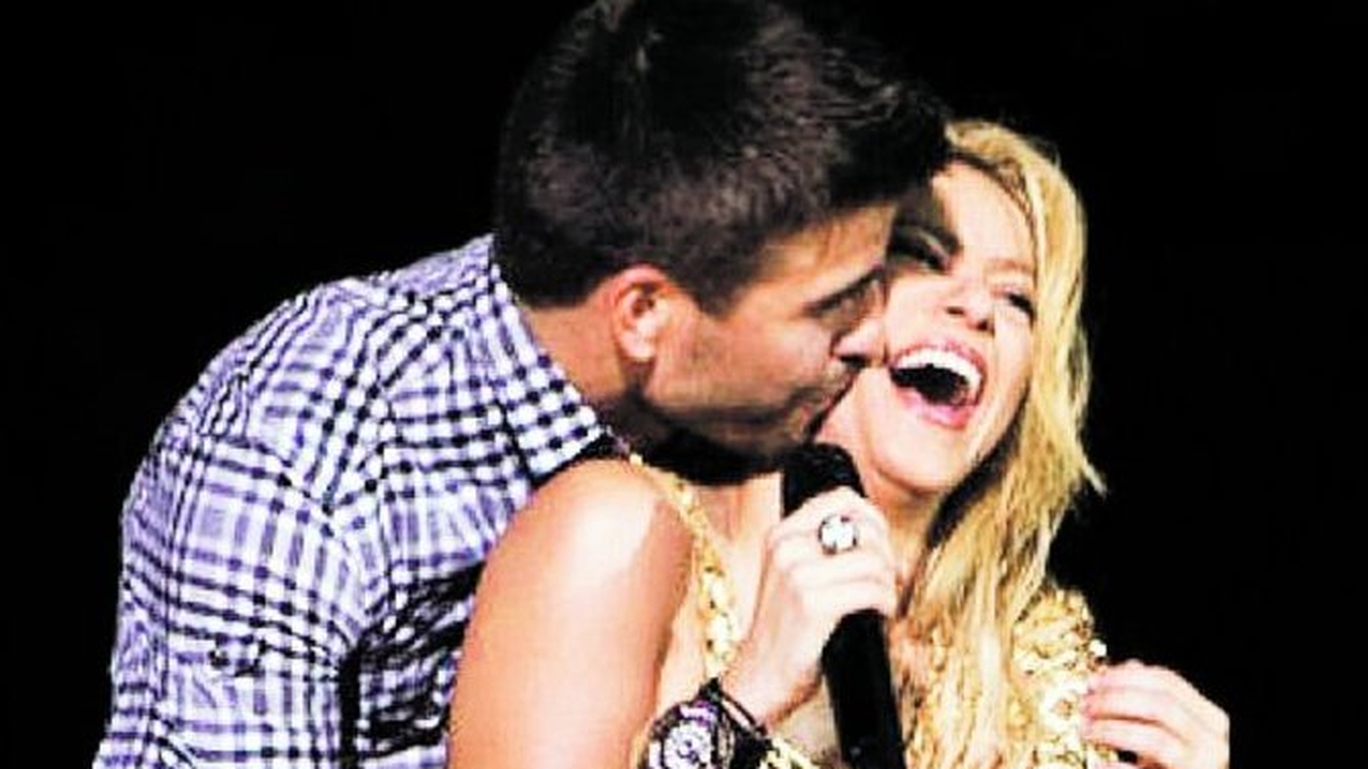 Shakira il "leaga" pe fundasul Nationalei Spaniei inainte de Euro 2012! Pique a aflat ca va deveni tata