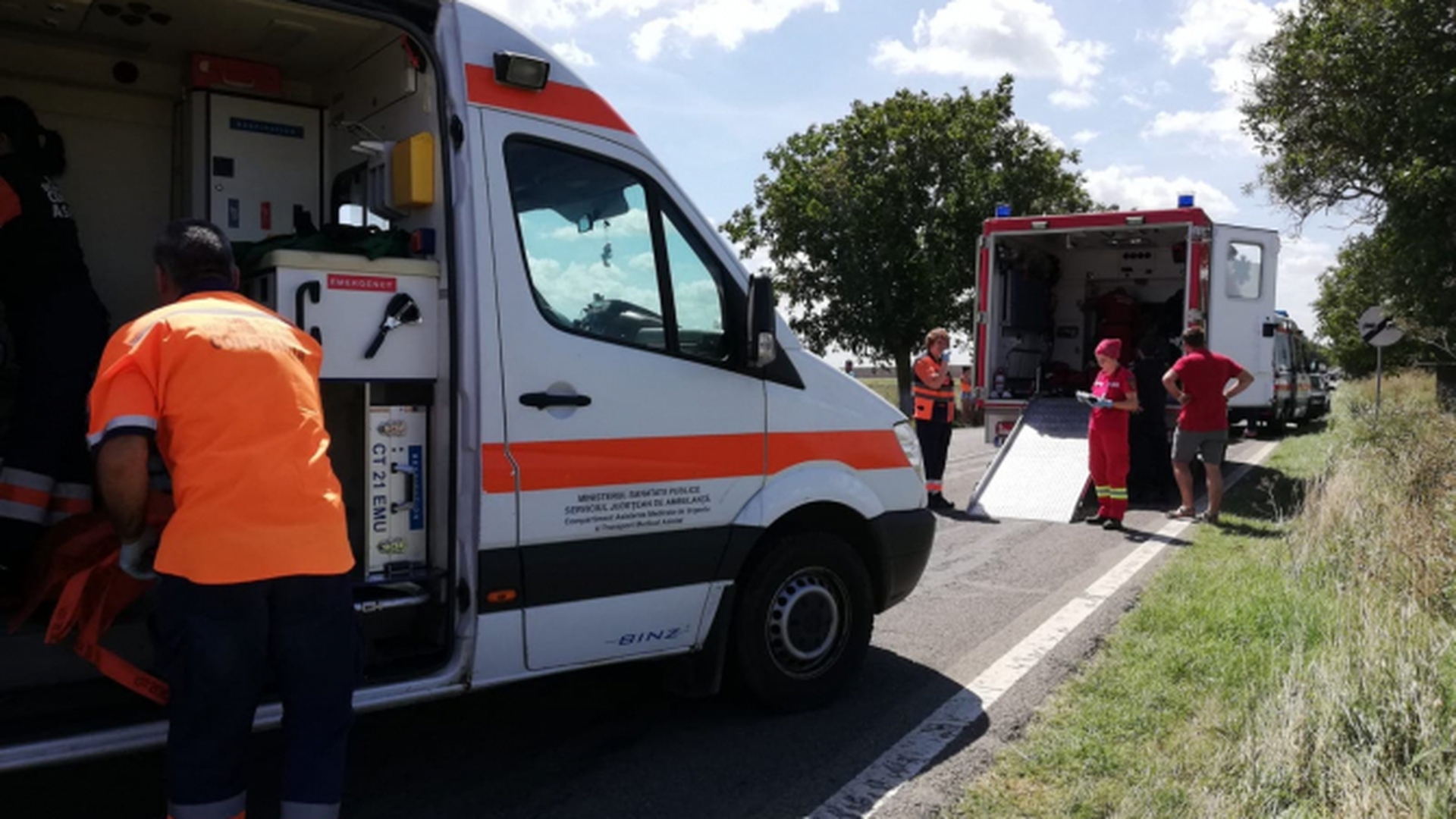 Un șofer a murit după ce a ajuns cu mașina pe contrasens și s-a izbit de un TIR, în Bacău