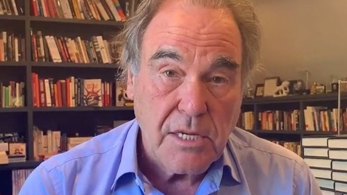 Celebrul regizor Oliver Stone s-a vaccinat cu Sputnik V contra COVID-19. Cum se simte vedeta americană
