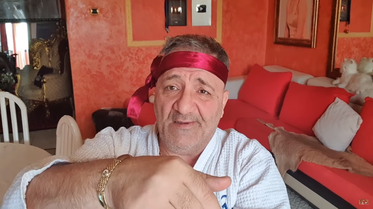 Cum arată, de fapt, apartamentul în care locuiește Nelson Mondialu. Pe afară-i vopsit gardul, înauntru-i… interlopul