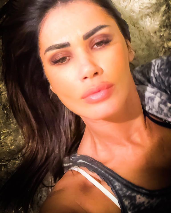 Oana Zavoranu, pozată într-o poziție de infarct în timp ce stă la plajă în costum de baie. Detaliile surprinzătoare de pe posterior