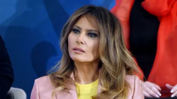S-a aflat de ce pozează Melania Trump mereu cu gura deschisă!