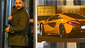 "Patronașul" o "arde" pilot prin Capitală! Valentin Burada a ieșit pe centru cu un McLaren de aproape 200.000 €