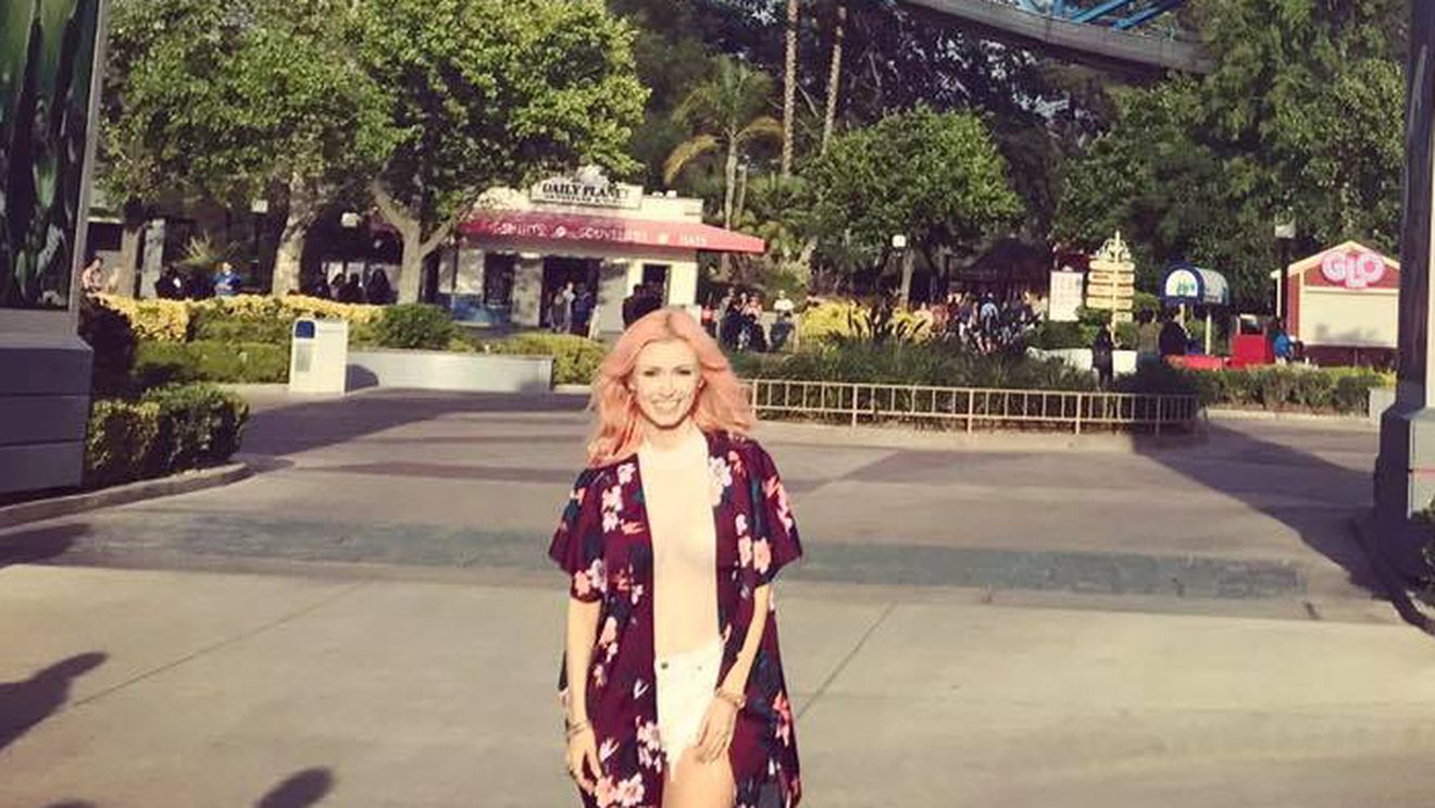 Andreea Bălan consumă alcool în public, pe străzile din Zurich. A fost luată imediat la rost: "Aşa se bea şampania pe-acolo? Pe stradă, cu fundul pe bordură?"