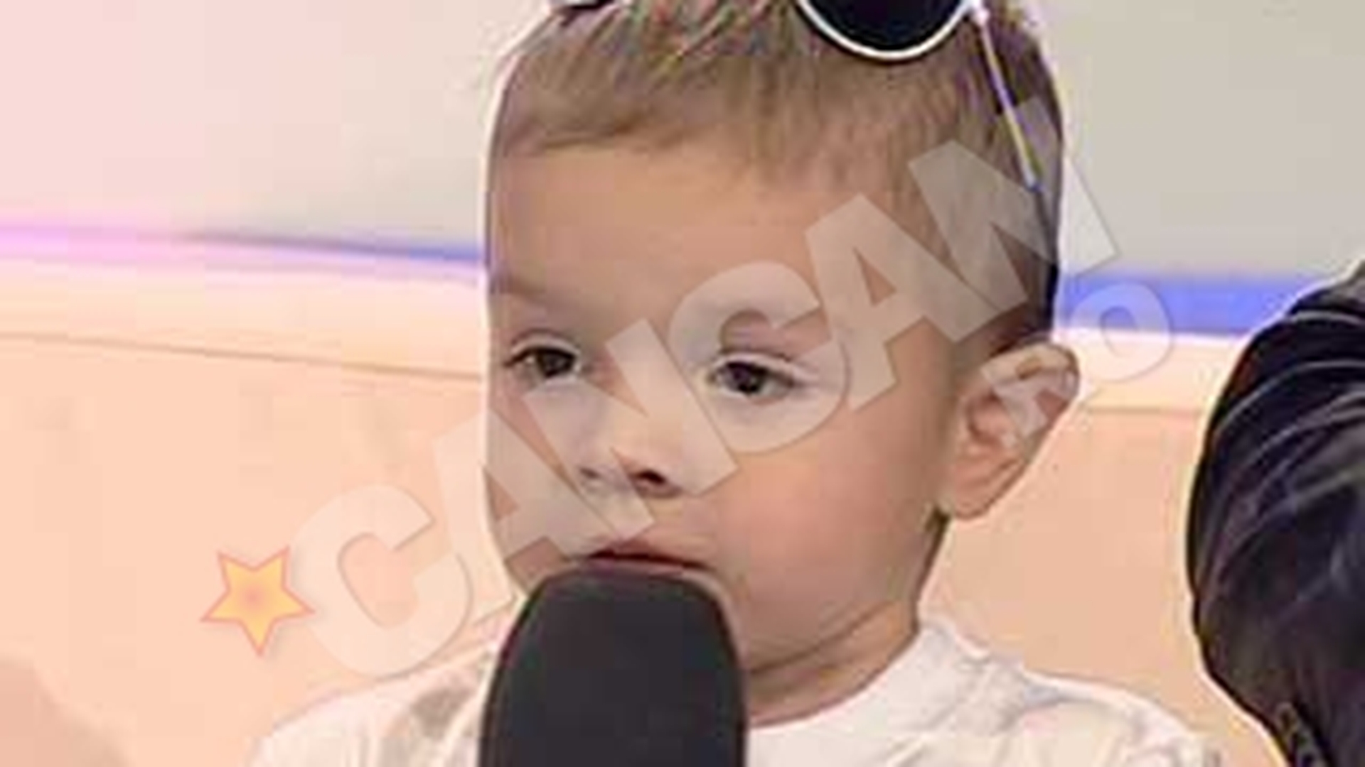Uite cat de adorabil este Cezar, fiul lui Pavel Stratan! Vezi cum recita poezii si cum canta melodiile tatalui sau!
