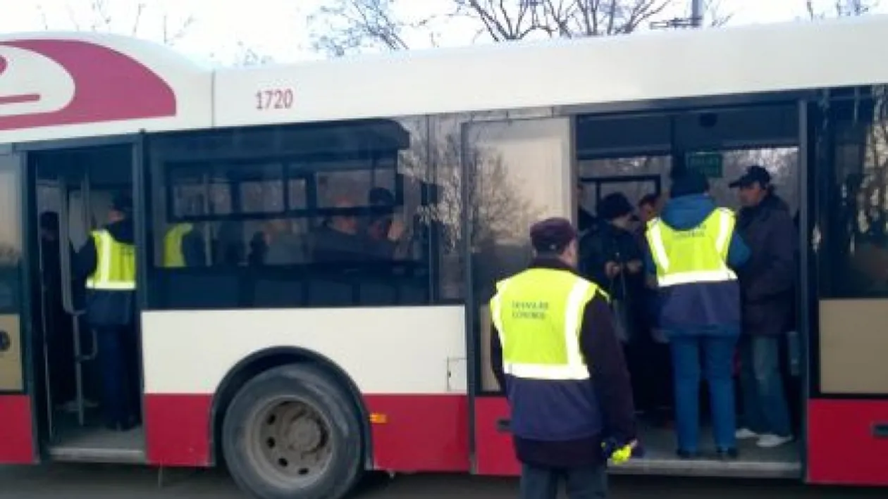O bătrână a fost umilită de controlor în autobuz, după ce a scăpat banii: ”Vezi că faci mizerie!” Reacția călătorilor și a conducerii RATBV
