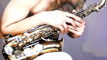 Sandu Badanau canta pentru prietenii sai indragostiti pana peste urechi. Tocmit sa cucereasca femeile cu saxofonul