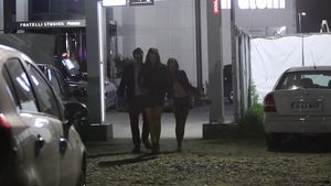 Alexandra Badescu a fost luata pe sus, la propriu, de iubitul prietenei sale! Era desculta si trecea prin chinuri groaznice!