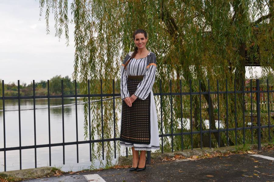 Una dintre sexy-folcloristele României îl atacă pe Raed Arafat: ”Un neasumat…” Motivul este HALUCINANT!