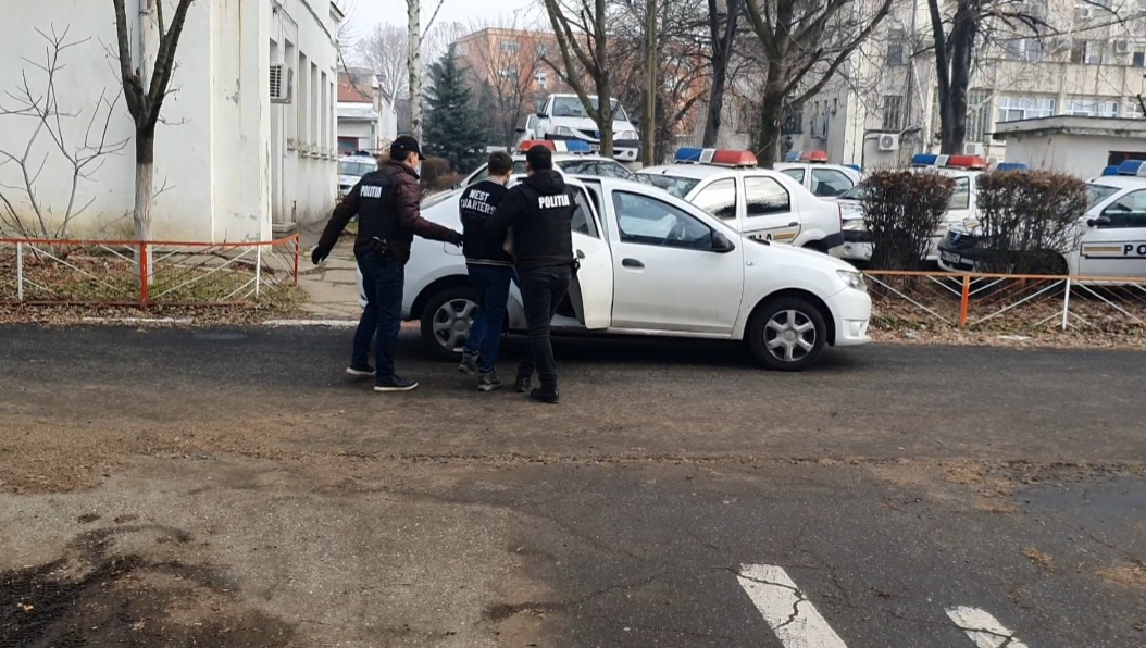 Polițiștii craioveni i-au prins pe bărbații care au furat bijuterii de 475.000 de lei: “Au avut un plan bine pus la punct” | VIDEO