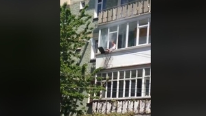 Imaginile minivacanței de 1 mai 2018. Un pensionar din Piatra Neamț a făcut mici la grătar pe geam, la etajul al doilea!