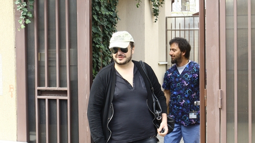 Primele imagini cu Razvan Ciobanu dupa operatia de implant de par care a durat sase ore! I-au fost "sadite" 2.500 de fire!