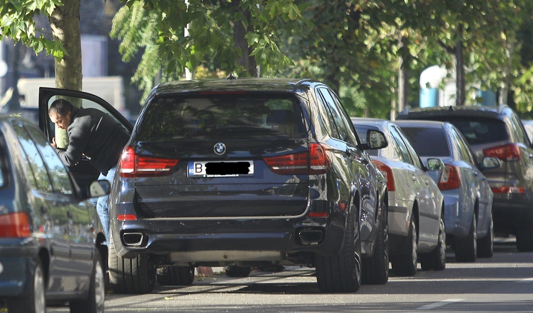 Marius Mihăiţă se dă jos dintr-un X5 nou, deşi în declaraţia de avere are o Skoda veche