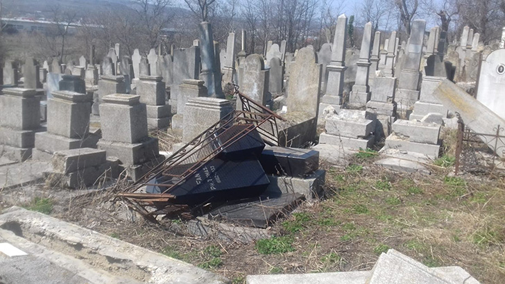 Cei trei tineri care au devastat cimitirul evreilor din Huși au fost trimiși în judecată. Ce sancțiune o să primească minorii