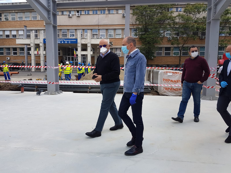 Primarul Sectorului 4, Daniel Băluță, și secretarul de stat Raed Arafat, pe șantierul celei mai moderne Unități de Primiri Urgențe din România, construită în curtea Spitalului ”Bagdasar-Arseni” din București