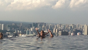 Delia are vacanţa perfectă! Uite cum se distrează la etajul 80 al unui hotel din Singapore, în cea mai tare piscină!
