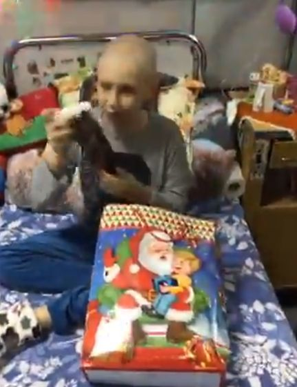 Oana Zăvoranu a împărţit cadouri copiilor bolnavi de cancer! A început să plângă când a ajuns la spital şi a stat de vorbă cu micuţii