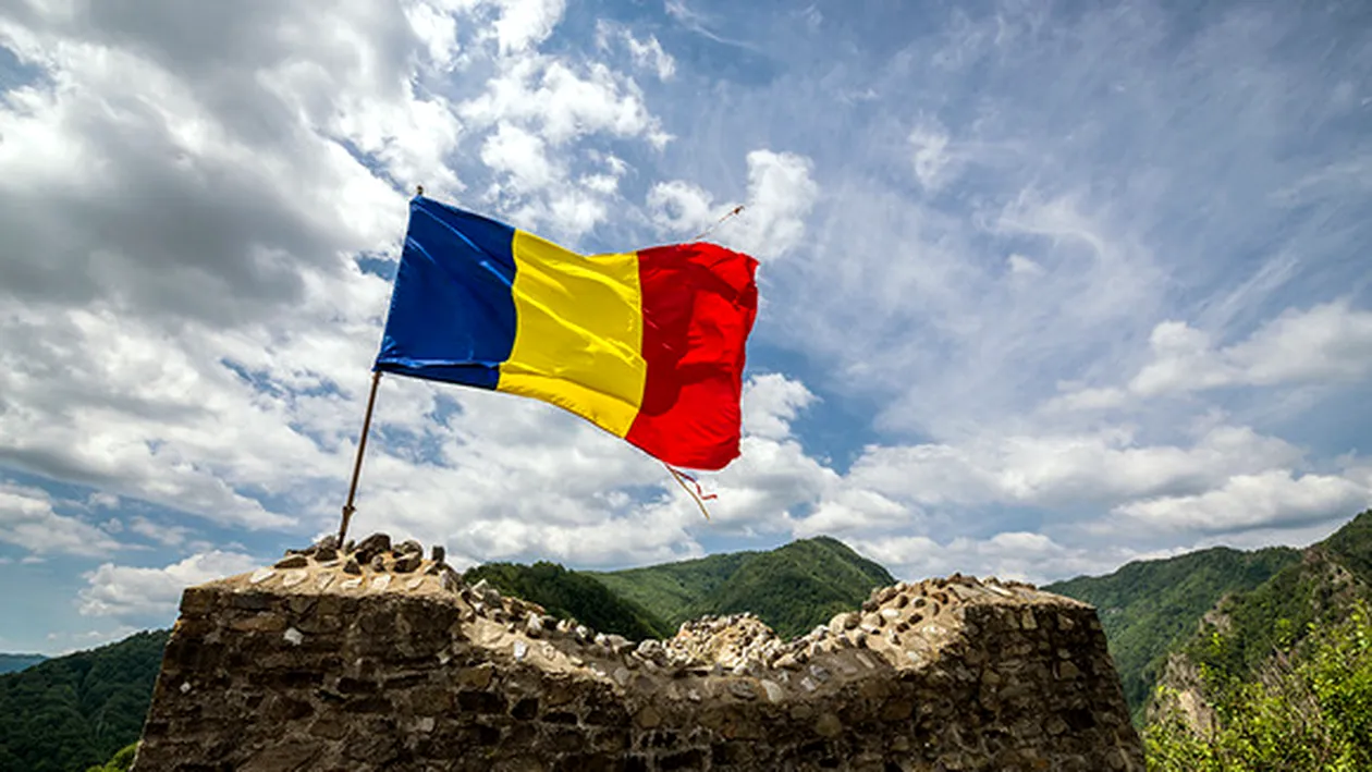 Cum s-a schimbat viața românilor în ultimele două săptămâni - Magazine luate cu asalt, izolare la domiciliu, vacanțe anulate