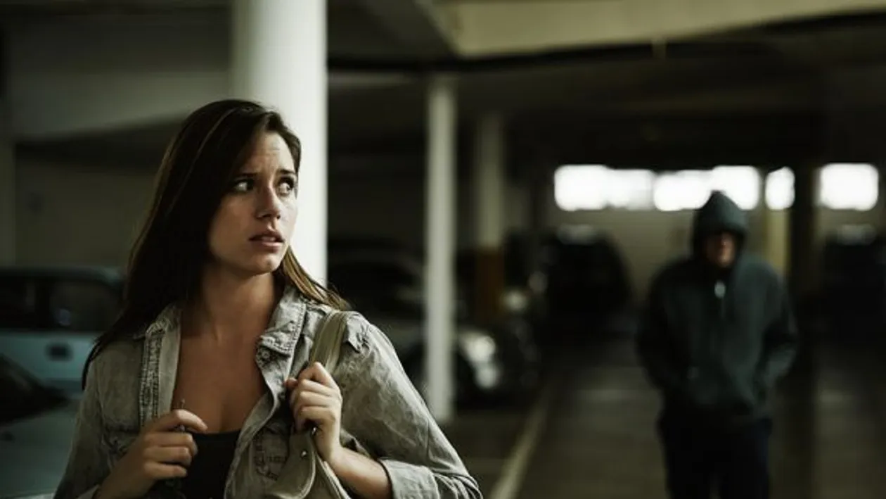 Ce a găsit o tânără pe mașina sa din parcarea unui supermarket, după ce a fost urmărită de un individ dubios. A tras un semnal de alarmă pentru toate femeile: „Traficanților nu le pasă câți ani ai”