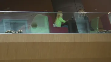 Ce poate fi mai frumos decat o blonda cu forme de felina? Doua blonde cu trupuri de felina, dintre care una sa fie Pisi din filme