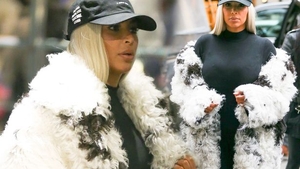 Inca n-a scapat de kilogramele in plus dupa nastere. Vezi cum incearca Kim Kardashian sa-si mascheze burtica