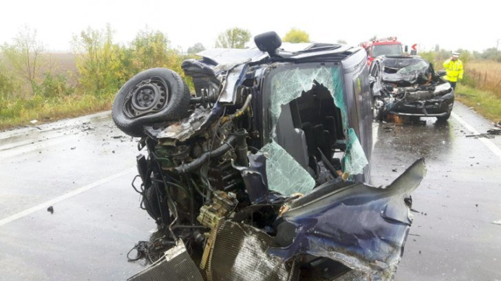 Accident teribil pe DN 2. Patru maşini implicate, un mort şi 14 răniţi. Patru persoane sunt încarcerate