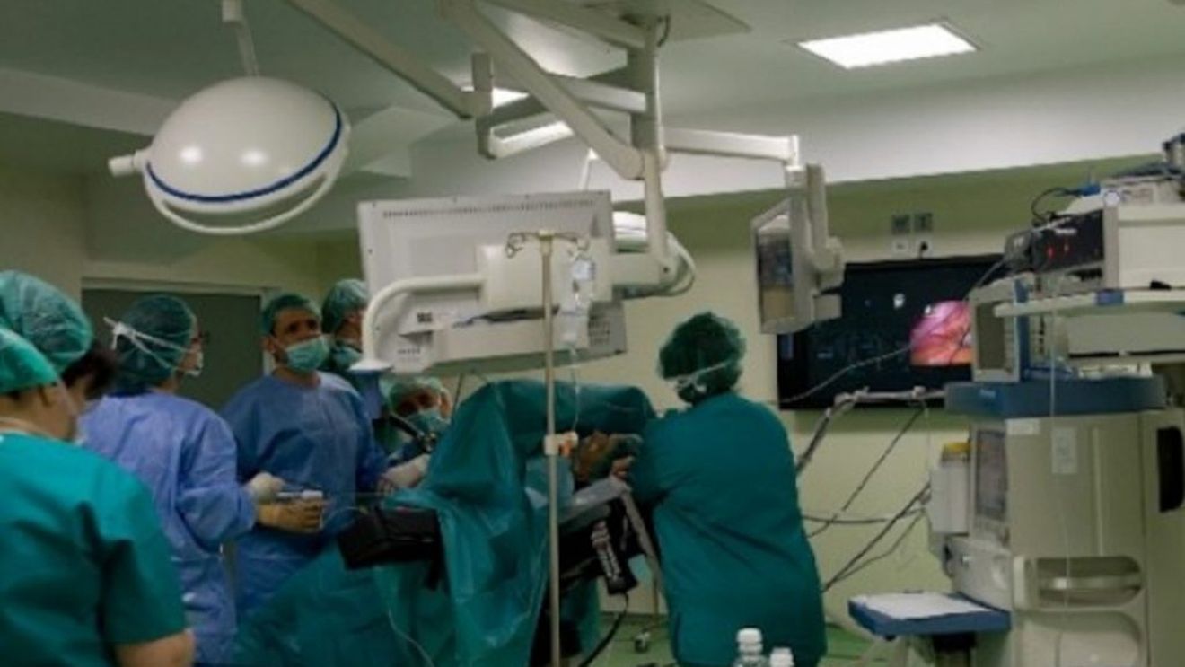 Imaginile care îți dau fiori! Medicii au scos un șarpe de 1,2 metri din gura unei femei, după ce reptila a intrat în corpul ei în timp ce dormea. VIDEO