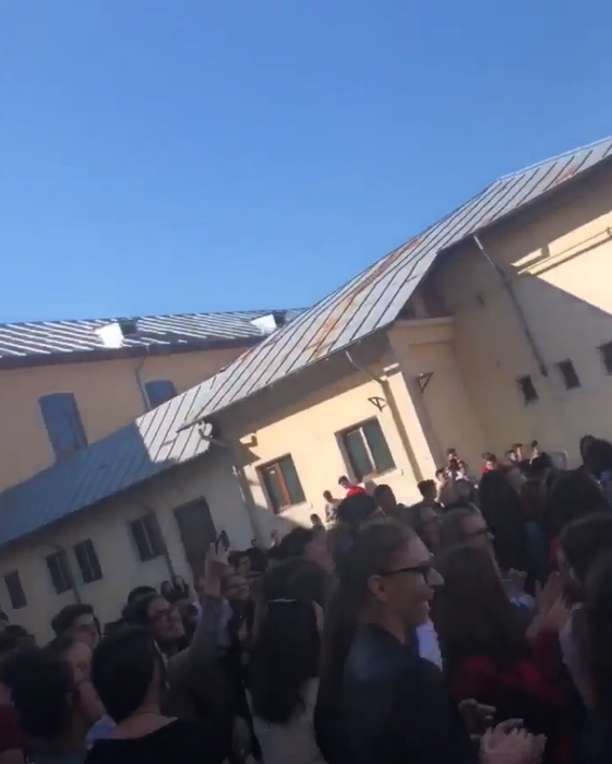Elevii cer reangajarea paznicului care îi lăsa să iasă din liceu
