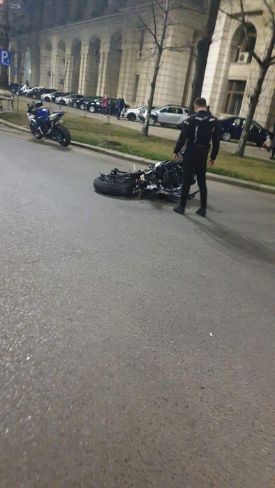 Accident grav în Piața Constituției, din Capitală! Un motociclist a intrat în plin într-un autoturism
