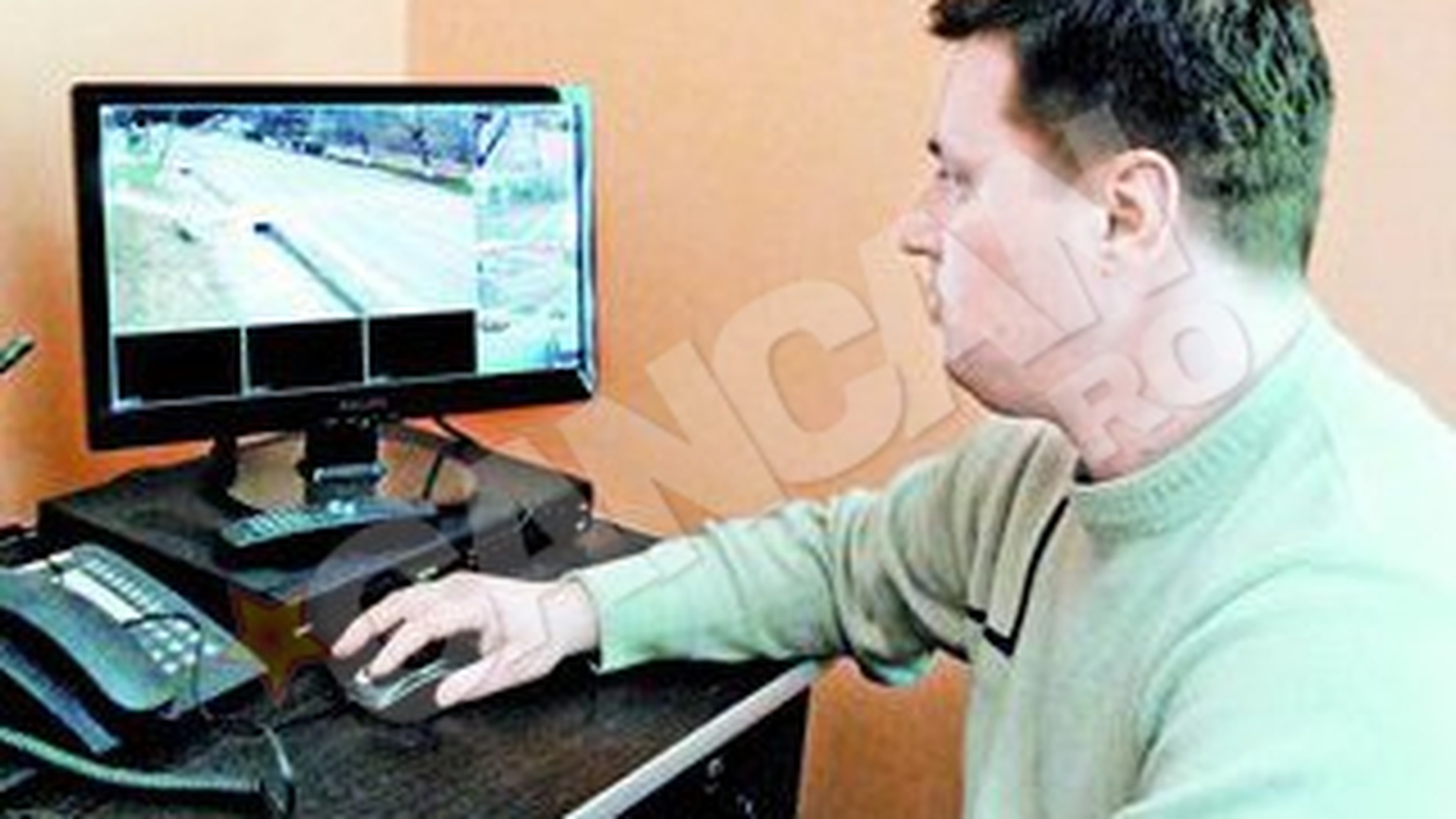 Primarul din Corlateni a gasit o metoda pentru a tine comuna sub control! Isi fileaza satenii pe calculator