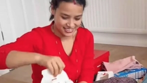 O tânără nepaleză a cucerit internetul, întoarsă acasă după 2 ani de muncă! Ce și-a pus în bagaj pentru cei doi copilași