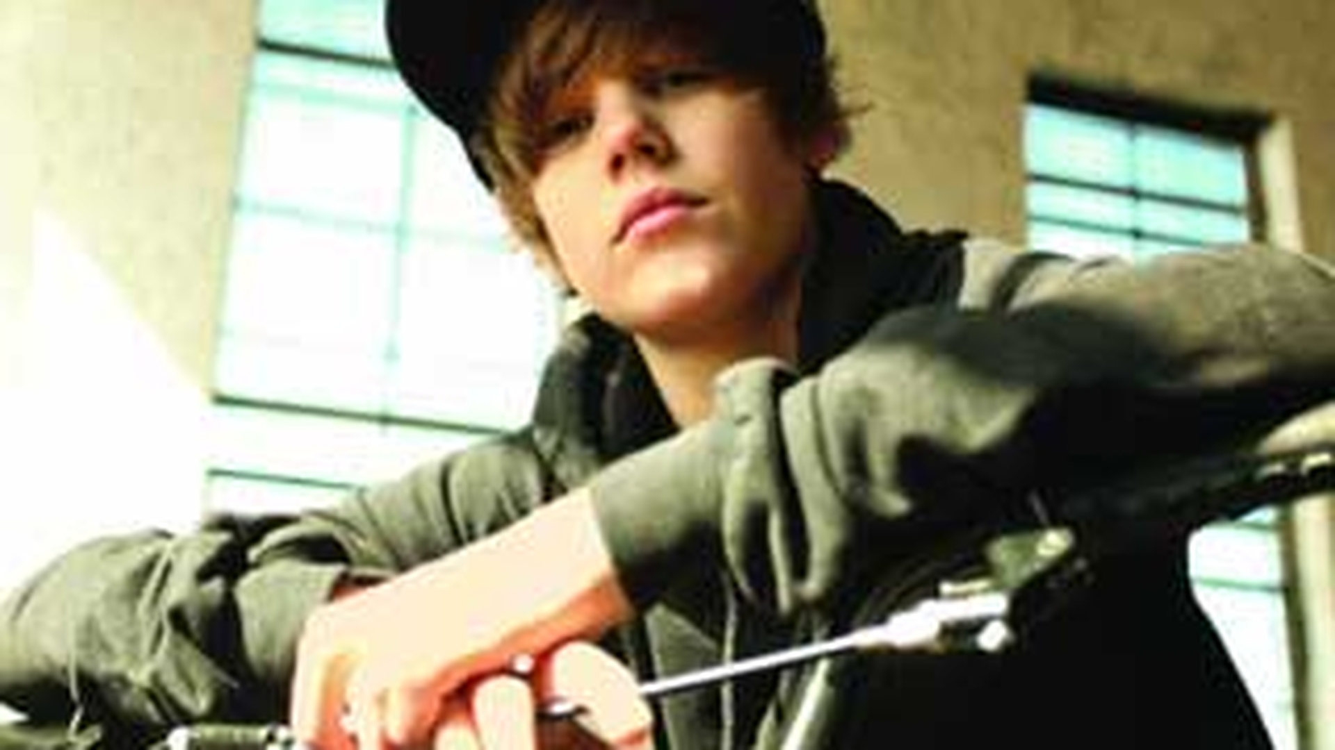 Nu te-ai fi gandit niciodata! Afla ce vedeta mai batrana cu 24 de ani a fost cucerita de Justin Bieber!