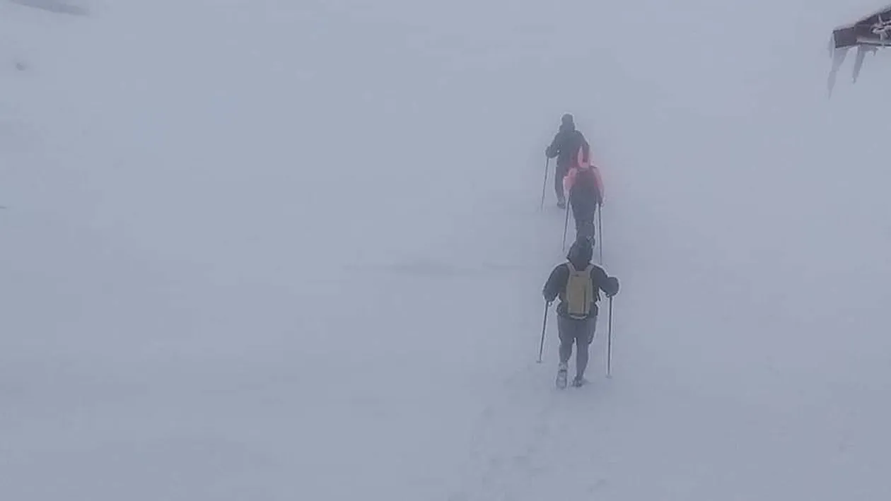 Alertă pe Transfăgărășan! Intervenție pentru a salva turiști aflați pe marginea prăpastiei